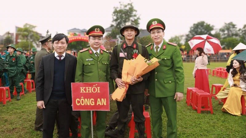 Chiến sĩ nghĩa vụ Công an nhân dân trong lễ giao nhận quân tại Hà Tĩnh. (Ảnh: NGỌC DIỆP)