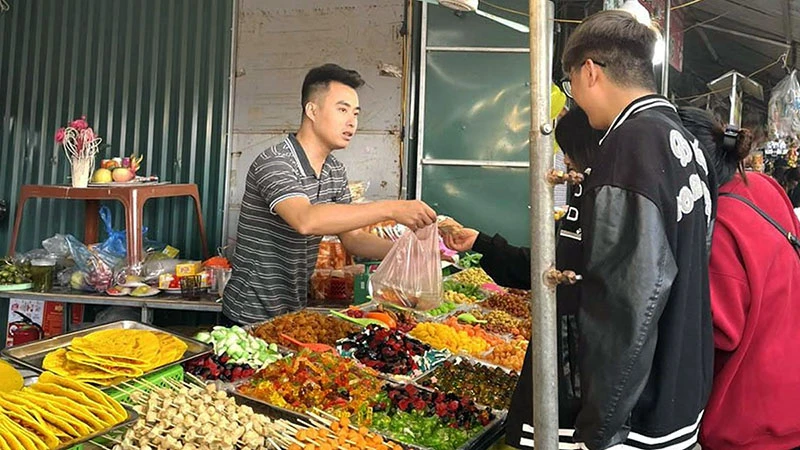 Một gian hàng bán đồ ăn tại Khu di tích Đền Và, thị xã Sơn Tây, Hà Nội. (Ảnh: LỘC XUÂN)