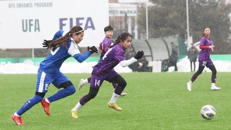 Pha tranh bóng trong trận giao hữu giữa đội tuyển nữ U20 Việt Nam (bên phải) và U20 Uzbekistan. (Ảnh: VFF)