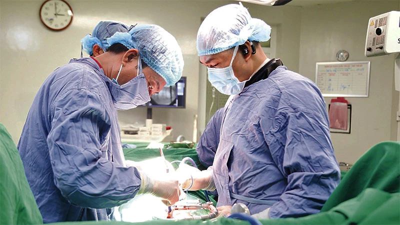 Các y, bác sĩ phẫu thuật cột sống cho người bệnh tại Bệnh viện Đa khoa tỉnh Phú Thọ.