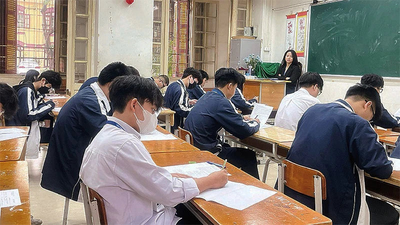 Học sinh Trường trung học phổ thông Trần Phú (quận Hoàn Kiếm) làm bài khảo sát chất lượng theo định dạng đề thi tốt nghiệp 2025.
