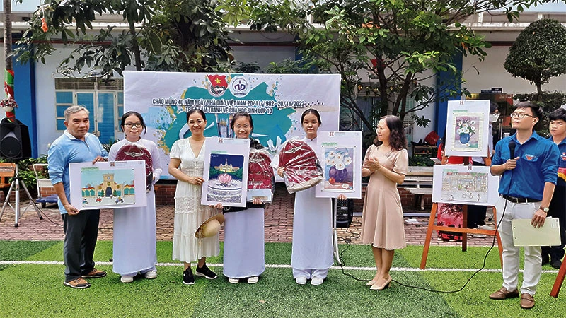 Cuộc thi vẽ tranh nghệ thuật của học sinh Trường THPT Nguyễn Du, Quận 10, Thành phố Hồ Chí Minh.