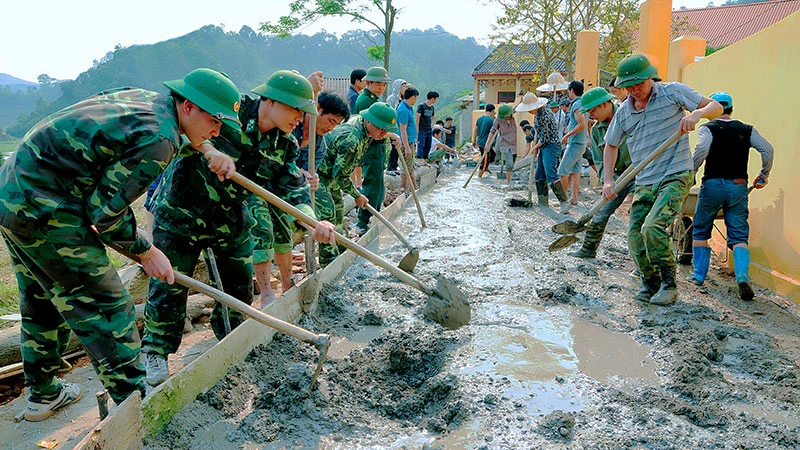 Cán bộ, chiến sĩ Đồn Biên phòng Bảo Lâm, huyện Cao Lộc giúp dân làm đường vào thôn bản.