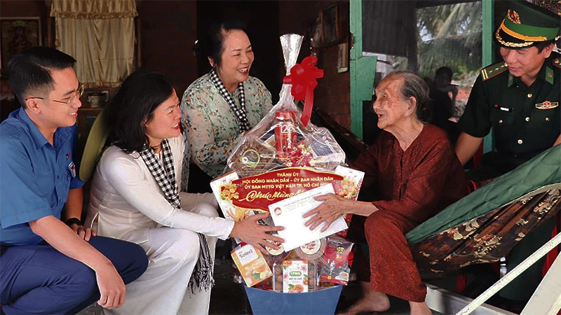 Lãnh đạo Ủy ban Mặt trận Tổ quốc Thành phố Hồ Chí Minh và Bộ đội Biên phòng tỉnh Tây Ninh thăm, tặng quà một gia đình chính sách tại tỉnh Tây Ninh.