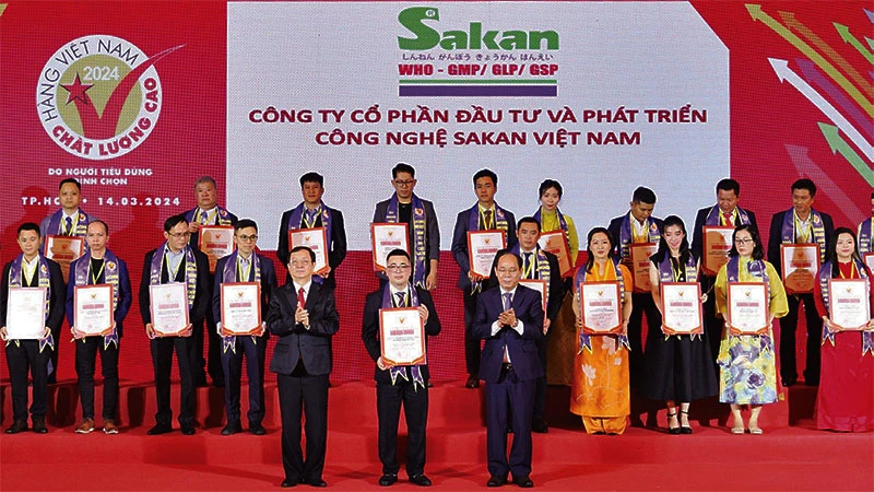 Trao chứng nhận hàng Việt Nam chất lượng cao năm 2024 cho các doanh nghiệp.