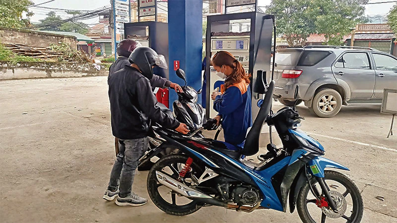 Người tiêu dùng mua xăng tại cửa hàng Petrolimex tại huyện Bạch Thông, tỉnh Bắc Kạn.