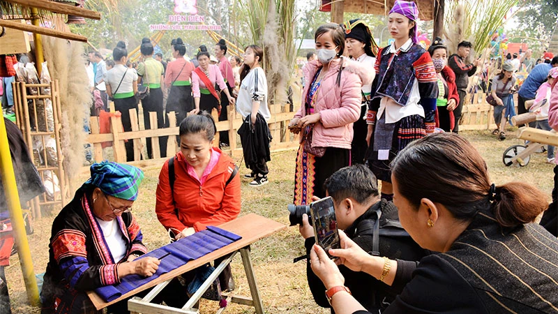Khách du lịch hào hứng khám phá không gian văn hóa đồng bào các dân tộc thiểu số tại Điện Biên.