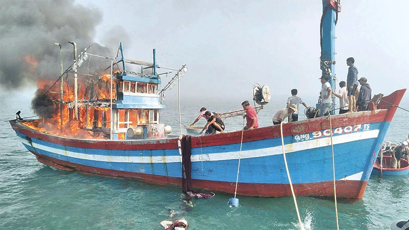 Tàu QNg 90407 TS của ngư dân Nguyễn Thanh bị cháy rụi do thiếu phương tiện chữa cháy chuyên nghiệp.