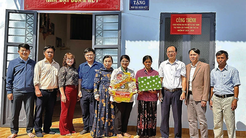 Bàn giao nhà Đại đoàn kết tặng hộ nghèo tại huyện Bảo Lâm.