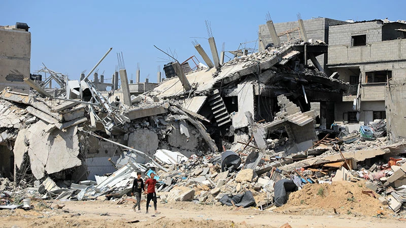 Tòa nhà bị phá hủy ở thành phố Khan Younis, miền nam Gaza. (Ảnh TÂN HOA XÃ)