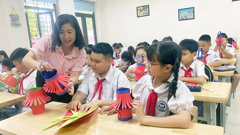 Giờ học Mỹ thuật với mô hình giáo dục STEM của Trường tiểu học Dĩnh Kế, thành phố Bắc Giang, tỉnh Bắc Giang. (Ảnh: NGUYỄN THU)