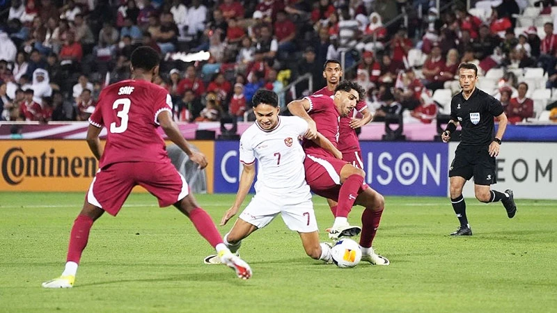 Pha tranh bóng của U23 Indonesia (áo trắng) trong trận đấu với U23 Qatar. 