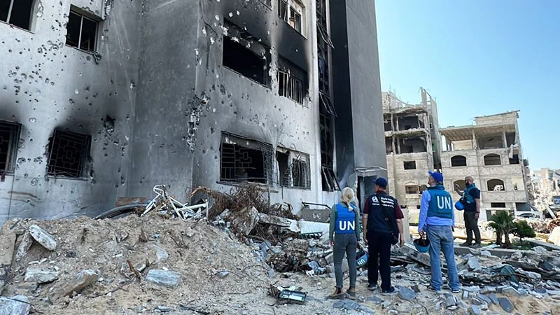 Nhân viên Liên hợp quốc đánh giá mức độ thiệt hại tại các cơ sở y tế bị phá hủy ở Gaza.