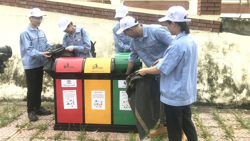 Đoàn viên, thanh niên tham gia phân loại rác sinh hoạt tại nguồn ở tỉnh Vĩnh Phúc.
