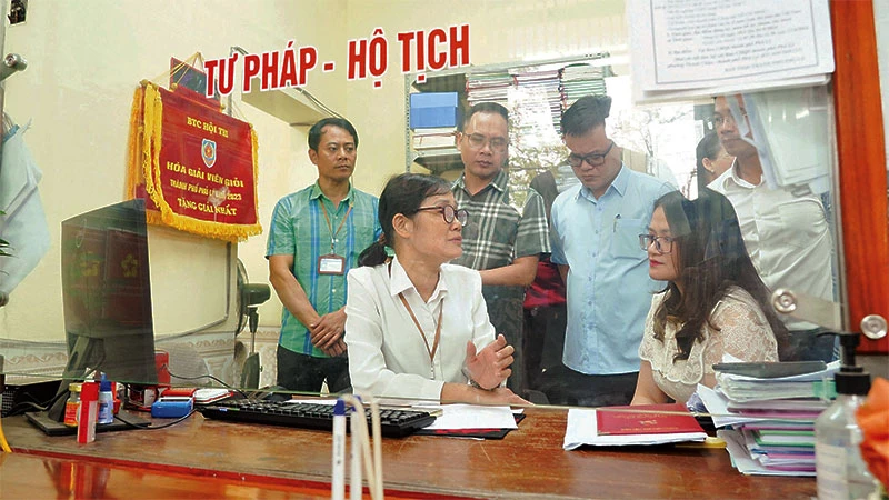 Kiểm tra công tác thực hiện thủ tục hành chính tại phường Hai Bà Trưng, thành phố Phủ Lý.