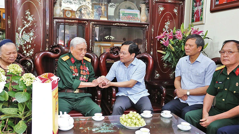 Lãnh đạo tỉnh Bắc Ninh thăm hỏi, tặng quà các chiến sĩ Điện Biên.