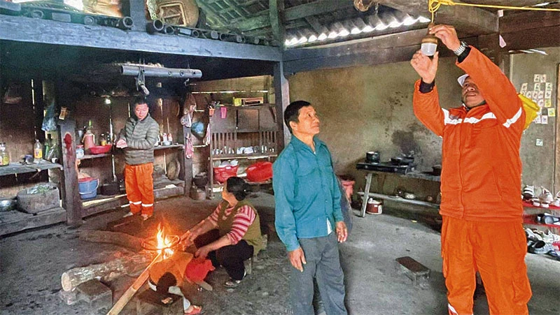 Lắp bóng điện cho người dân thôn Bản Khắt, xã Quảng Bạch, huyện Chợ Đồn.
