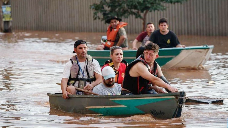 Hỗ trợ người dân sơ tán khỏi khu vực ngập lụt ở Brazil. (Ảnh: TÂN HOA XÃ)