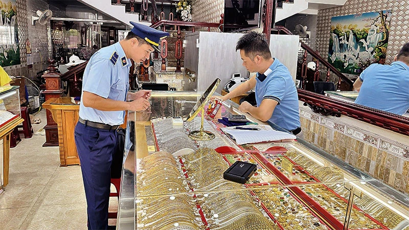 Đội Quản lý thị trường số 4 kiểm tra một cửa hàng kinh doanh vàng trang sức trên địa bàn thành phố Móng Cái.