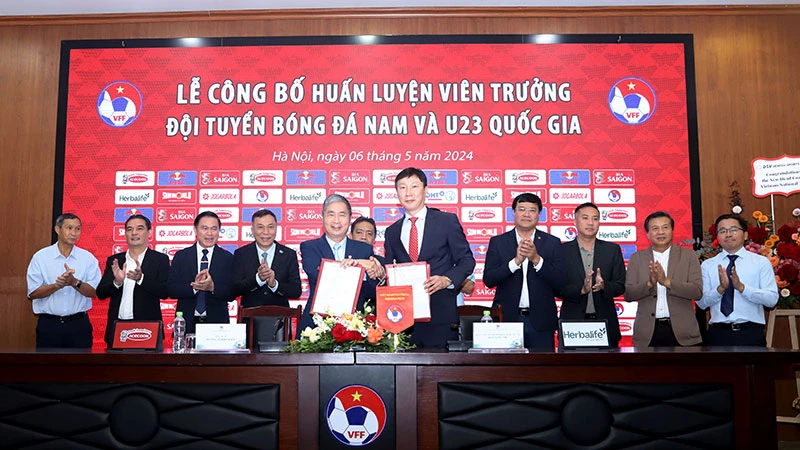 Ông Kim Sang-sik (thứ tư từ phải sang) chính thức được VFF bổ nhiệm làm huấn luyện viên trưởng đội tuyển quốc gia và đội tuyển U23 Việt Nam trong thời hạn 2 năm. (Ảnh: MG)