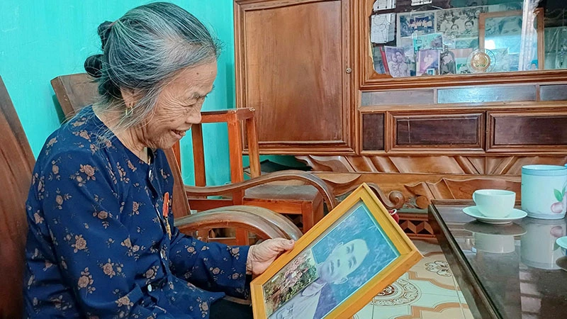 Bà Nguyễn Thị Lý bồi hồi nhớ lại những ký ức thời gian tham gia dân công phục vụ chiến dịch Điện Biên Phủ.