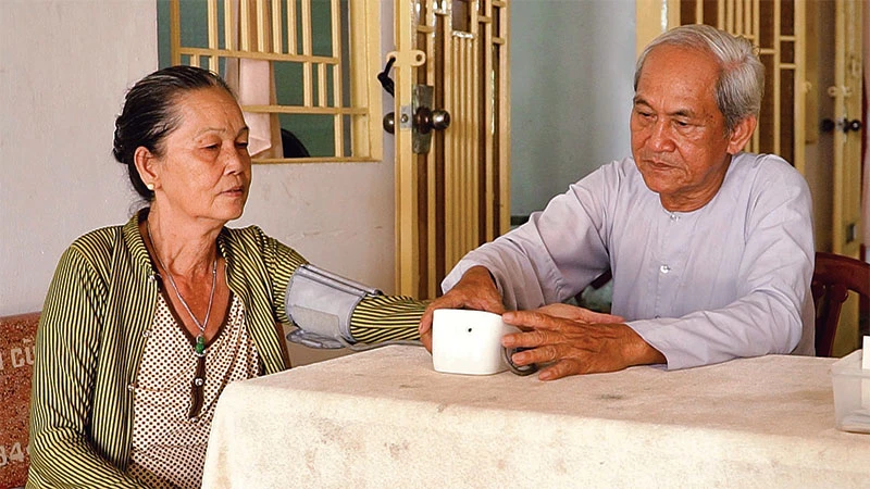 Ông Nguyễn Văn Hạnh thường xuyên tham gia các hoạt động từ thiện như khám bệnh, bốc thuốc cho người dân địa phương.