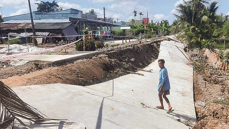 Nhiều tuyến đường bê-tông ở huyện Hồng Dân (Bạc Liêu) bị hư hỏng nặng do sụt lún, sạt lở đất.