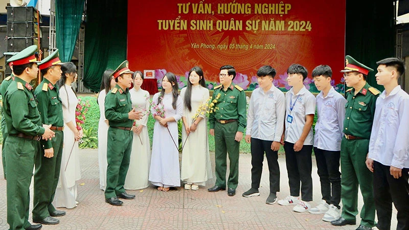 Ban Tuyển sinh quân sự Bộ Quốc phòng kiểm tra công tác sơ tuyển và tuyên truyền hướng nghiệp tuyển sinh quân sự năm 2024 tại huyện Yên Phong, tỉnh Bắc Ninh. (Ảnh: THÀNH TÂM)