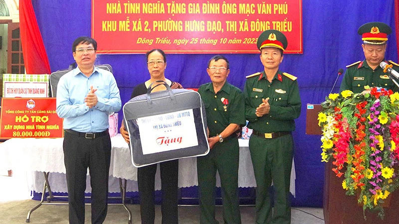 Đại diện Ban Chỉ huy quân sự thị xã Đông Triều phối hợp địa phương khánh thành, bàn giao “Nhà tình nghĩa” tặng hộ nghèo trên địa bàn.