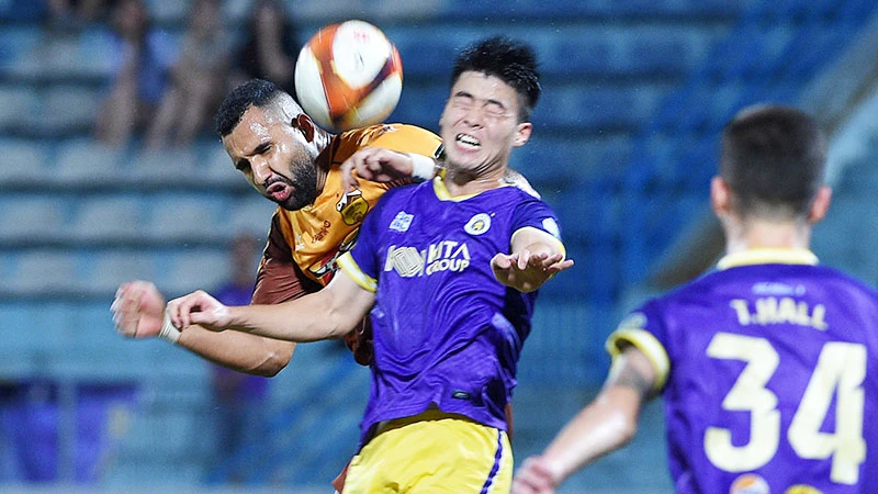 Đội Hà Nội FC (áo tím) giành chiến thắng trước đội LPBank Hoàng Anh Gia Lai với tỷ số 2-0 trên sân Hàng Đẫy (Hà Nội). (Ảnh: TRẦN HẢI)