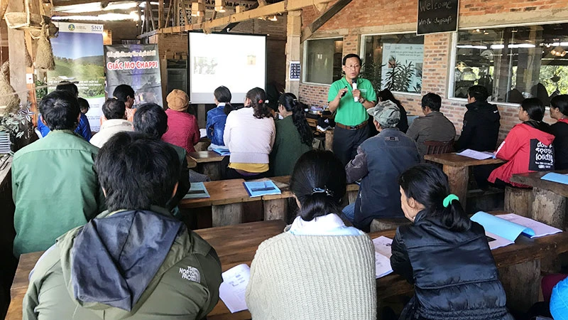 Cán bộ kỹ thuật tập huấn canh tác cà phê chất lượng cao cho xã viên là đồng bào dân tộc thiểu số xã Đạ Chais, huyện Lạc Dương, tỉnh Lâm Đồng.