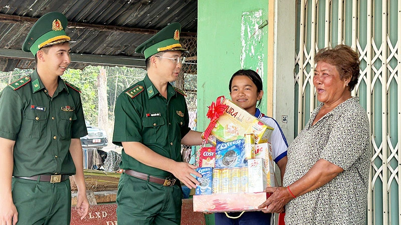 Đại diện Đồn Biên phòng Cửa khẩu quốc tế Hà Tiên thăm gia đình có hoàn cảnh khó khăn.