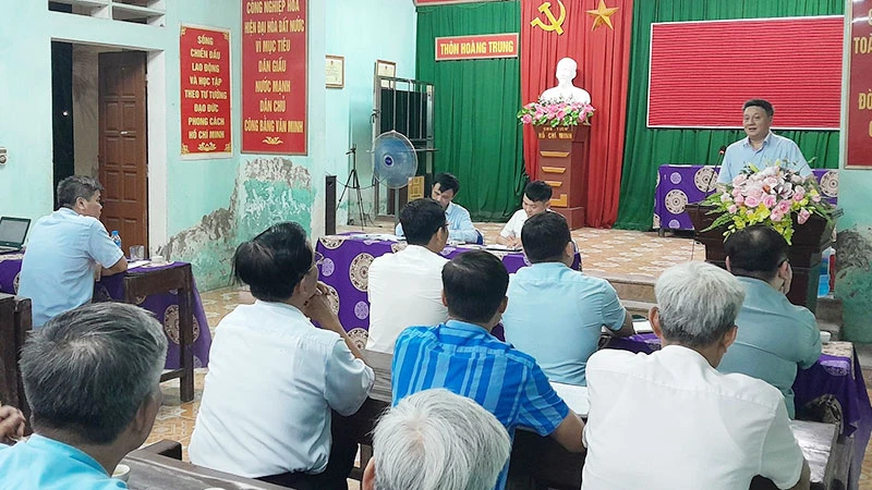 Một buổi sinh hoạt của Chi bộ thôn Hoàng Trung, xã Hồng Dương (huyện Thanh Oai) với sự tham dự của đồng chí Bí thư Huyện ủy.