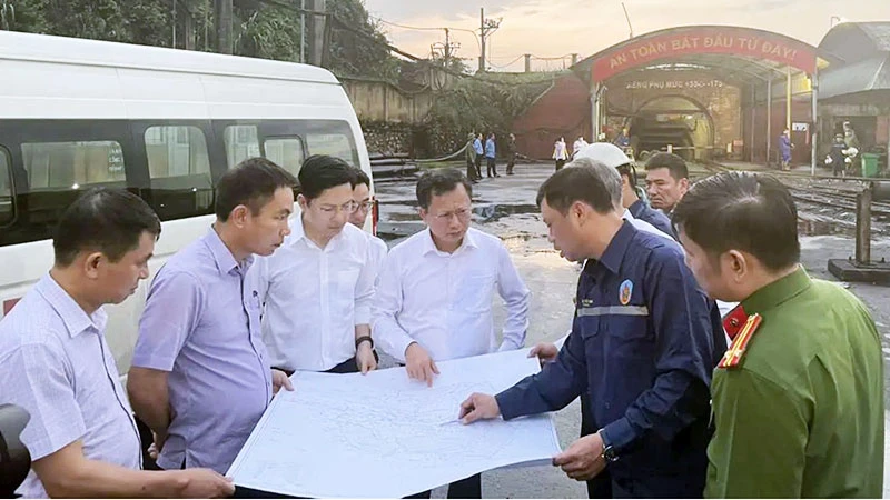 Lãnh đạo tỉnh Quảng Ninh chỉ đạo công tác cứu hộ tại hầm lò Công ty Than Quang Hanh, thành phố Cẩm Phả. (Ảnh: TIẾN THẮNG)