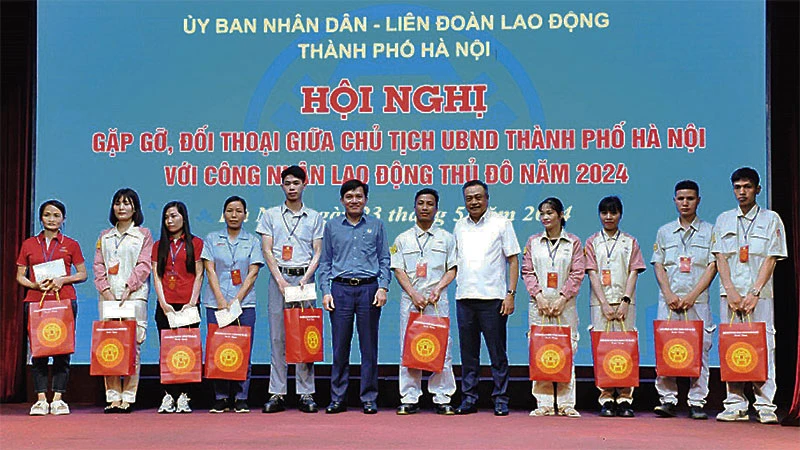 Lãnh đạo thành phố tặng quà cho các công nhân, người lao động tại Hội nghị gặp gỡ, đối thoại năm 2024.