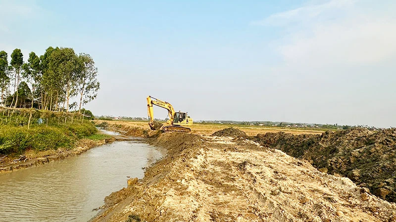 Tham gia xã hội hóa dồn điền đổi thửa, các đơn vị, doanh nghiệp cải tạo đồng ruộng, nạo vét sông, hình thành hệ thống thủy lợi nội đồng cho nông dân.