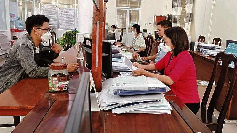 Người dân thực hiện thủ tục hành chính tại Ủy ban nhân dân phường Tân An, quận Ninh Kiều, thành phố Cần Thơ.