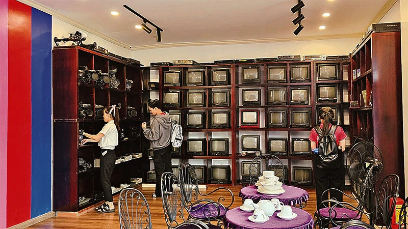 Phòng Truyền hình tại điểm du lịch “Căn nhà màu tím”, nơi lưu giữ nhiều thiết bị truyền hình, tivi xưa.