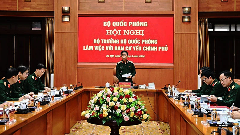 Đại tướng Phan Văn Giang, Ủy viên Bộ Chính trị, Phó Bí thư Quân ủy Trung ương, Bộ trưởng Quốc phòng phát biểu ý kiến tại buổi làm việc với Ban Cơ yếu Chính phủ. (Ảnh: BAN CYCP)