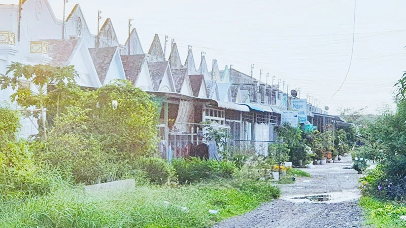 Khu nhà ở xã hội thuộc dự án Thiên Long, thành phố Bạc Liêu xây gần 20 năm nay nhưng chưa hoàn thiện hạ tầng. 