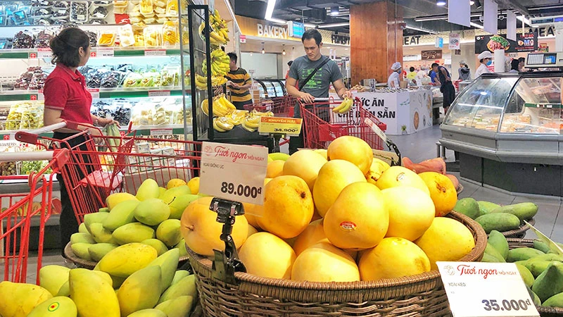Người tiêu dùng lựa chọn các mặt hàng tại Siêu thị Lotte Mart Ba Đình, Hà Nội. (Ảnh: TUỆ NGHI)