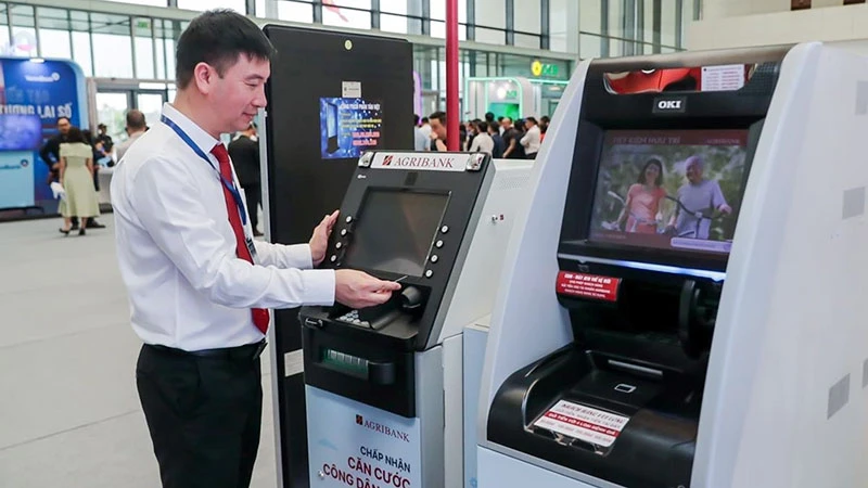 Máy ATM công nghệ mới cho phép giao dịch rút tiền bằng CCCD gắn chíp.