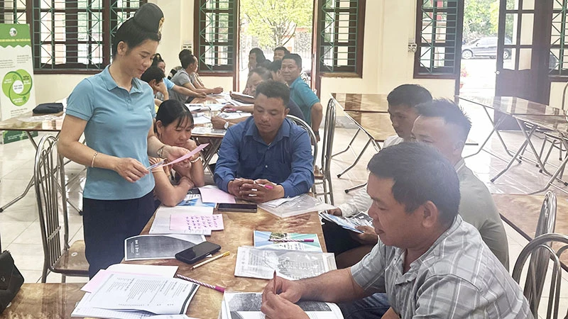 Các chủ rừng tại huyện Điện Biên trao đổi kinh nghiệm quản lý, sử dụng tiền dịch vụ môi trường rừng.