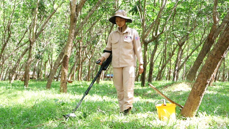 Nữ nhân viên Dự án MAG Quảng Bình trong một buổi làm việc tại hiện trường ở xã Tây Trạch, huyện Bố Trạch.