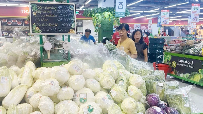 Giá cả hàng hóa sáu tháng đầu năm cơ bản ổn định. Trong ảnh: Người dân mua hàng tại siêu thị. (Ảnh: TUỆ NGHI)