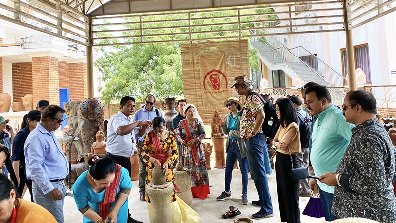 Đoàn farmtrip gồm các doanh nghiệp du lịch Ấn Độ đến tham quan, khảo sát tại làng gốm Bàu Trúc (Ninh Thuận). (Ảnh: PHƯƠNG THẢO)