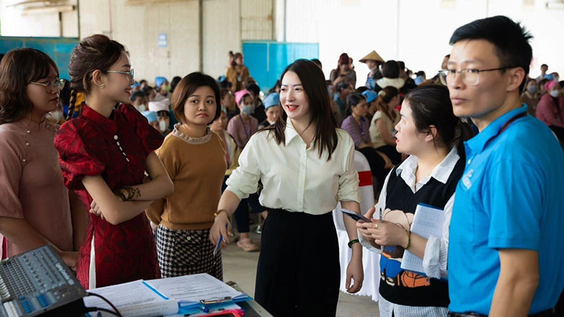 Lãnh đạo Công đoàn Công ty TNHH Giày ADORA Việt Nam xuống từng phân xưởng thảo luận cùng đoàn viên công đoàn về nội dung thương lượng thỏa ước lao động tập thể.