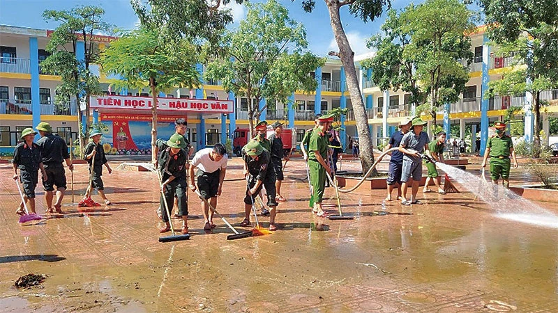 Các đơn vị tham gia tổng vệ sinh môi trường xã Nam Phương Tiến, huyện Chương Mỹ. (Ảnh: TRẦN THỤ)