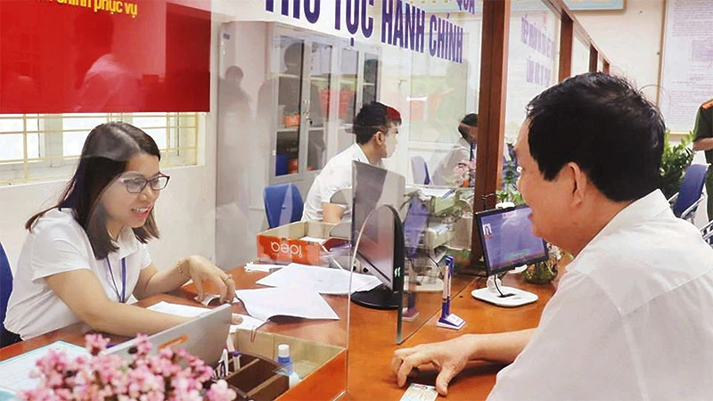 Người dân làm thủ tục hành chính tại bộ phận một cửa phường Mỹ Đình 1, quận Nam Từ Liêm.