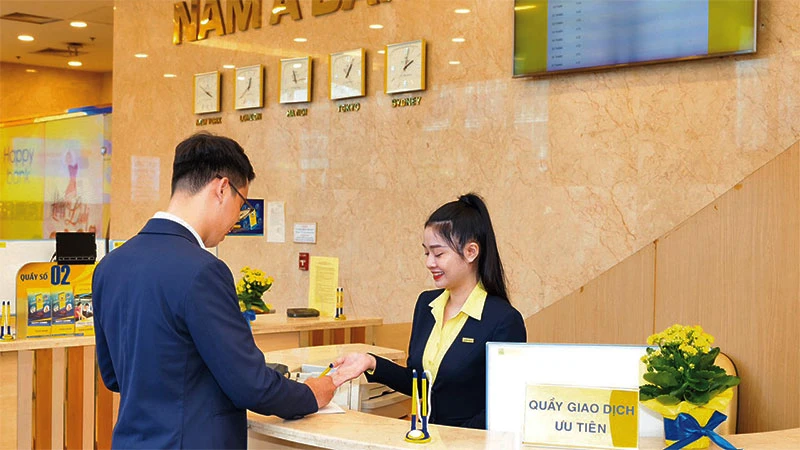 Khách hàng giao dịch tại Nam A Bank.